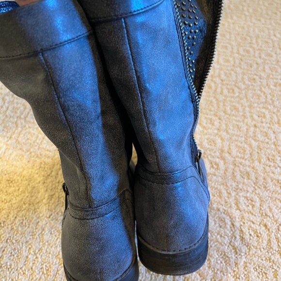 Like New Woman's Gray & studded boots size 8 - Picture 4 of 8
